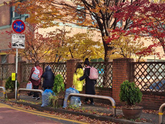 22일 오후2시쯤 서대문구 홍제초등학교의 하굣길 풍경. 최연수기자