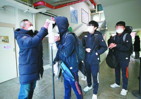 같은 날 서울 강서구 염창중학교 학생들이 등교하며 체온을 재고 있다. [사진공동취재단]