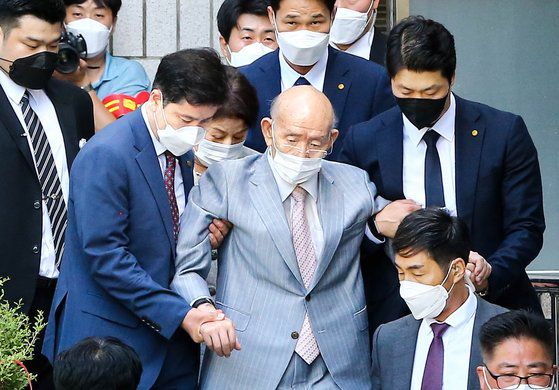 고(故) 조비오 신부의 명예를 훼손한 혐의를 받는 전두환 전 대통령이 지난 8월 9일 오후 항소심 재판에 출석한 후 광주지방법원을 떠나고 있다. 프리랜서 장정필