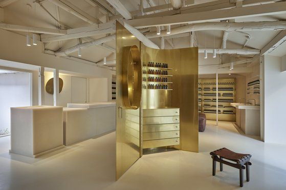 이솝 한남 스토어 내부 전경. 천장에 한옥의 들보와 서까래 디자인이 그대로 표현되어 있다. 사진 이솝