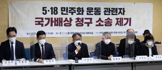 24일 오전 서울 서초구 민주사회를 위한 변호사모임(민변) 대회의실에서 열린 5?18 민주화 운동 관련자 국가배상 청구 소송 제기 기자회견에서 조영선 변호사가 발언하고 있다. 뉴시스