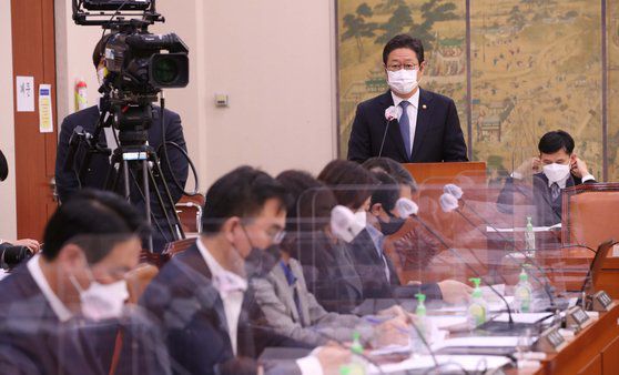 황희 문화체육관광부 장관이 25일 서울 여의도 국회에서 열린 언론미디어 제도개선 특별위원회 제2차 회의에 참석해 업무보고를 하고 있다. 임현동 기자