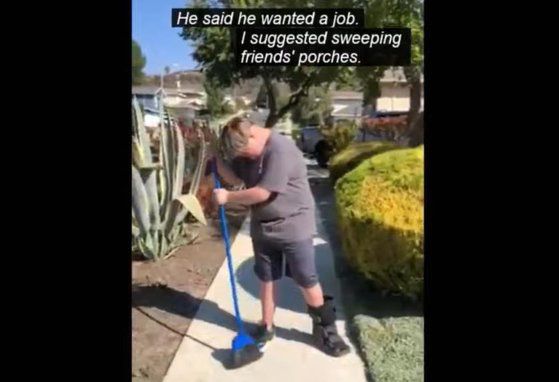 BTS 콘서트 표를 사기 위해 청소 아르바이트를 하며 용돈을 모았던 해리슨. 고펀드미 동영상 캡처=연합뉴스