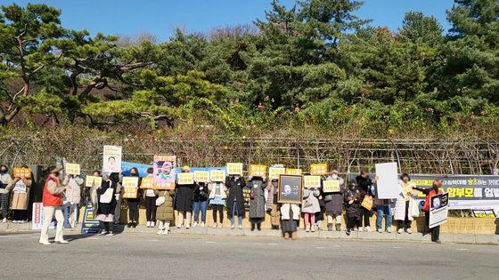 생후 16개월 된 입양아 정인 양을 학대해 숨지게 한 혐의로 1심에서 무기징역을 선고받은 양모 장모 씨의 항소심 판결이 열린 26일 서울 서초구 중앙지법 앞에서 시민단체 회원 등이 가해자의 처벌을 요구하며 시위를 벌이고 있다. 박현주 기자