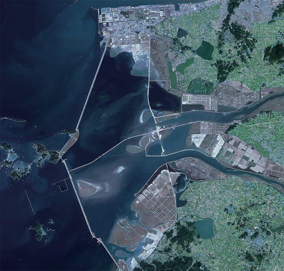 위성에서 촬영한 새만금 일대. 새만금은 자율주행 테스트 베드 등 미래 산업의 요람으로 거듭나고 있다. / 사진:전북도청