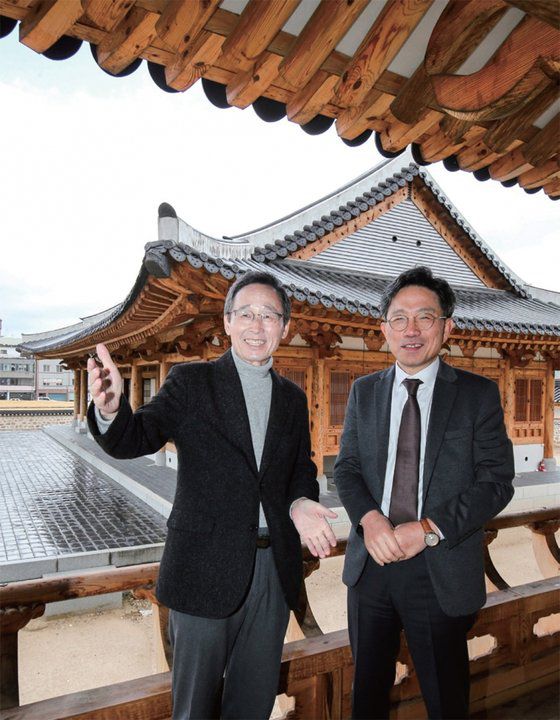 송하진 전북도지사(왼쪽)와 방윤혁 한국탄소산업진흥원장은 탄소산업이 전북도와 대한민국의 미래 성장동력이라는 점을 강조한다.