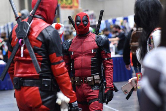 데드풀 복장을 한 두 사람이 만났다. AFP=연합뉴스