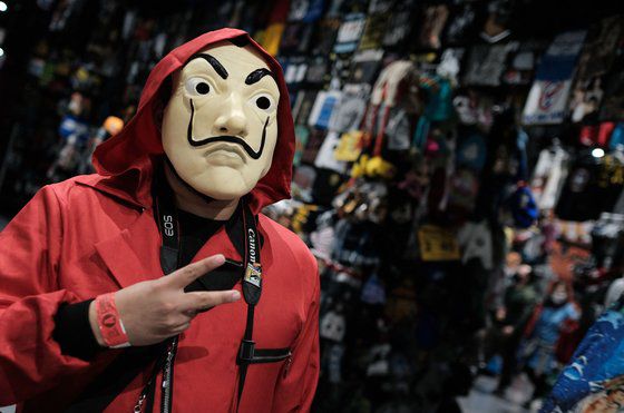 가면을 쓰고 축제를 즐기는 코믹콘 관람객. AFP=연합뉴스