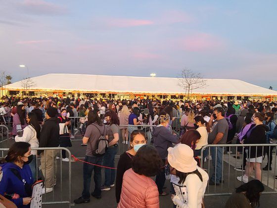 27일(현지시간)‘BTS 퍼미션 투 댄스 온 스테이지-LA’가 열리는 소파이 스타디움에서 보라색으로 치장한 채 콘서트를 기다리는 아미들 유성운 기자