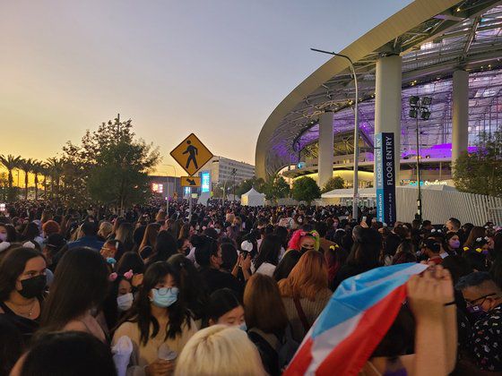 26일 미국 로스엔젤레스의 대형서점 반스앤노블에 마련된 방탄소년단 코너. 유성운 기자