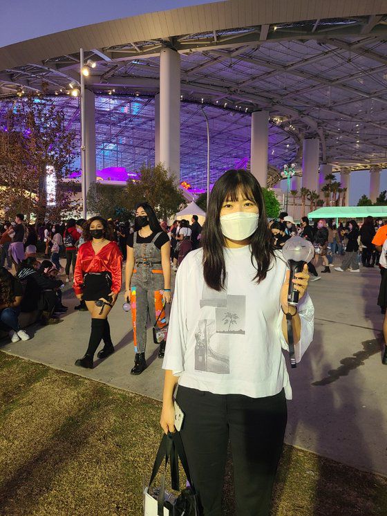 방탄소년단 LA 콘서트를 보러 도쿄에서 온 후루이치 미애(왼쪽)과 구미 보아디씨. 유성운 가저