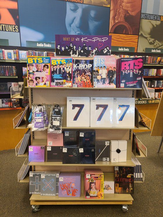 27일(현지시간)‘BTS 퍼미션 투 댄스 온 스테이지-LA’에서 굿즈를 사기 위해 모여든 인파. 유성운 기자