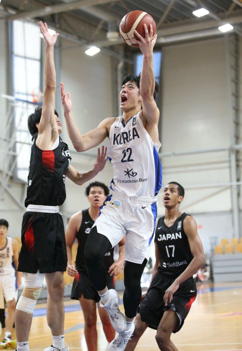 여준석(가운데)이 지난 7월 19세 이하 월드컵 일본전에서 36점을 몰아치며 승리를 이끌었다. [사진 대한민국농구협회]