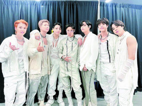 27일 오후(현지시간) 미국 로스앤젤레스 소 파이(SO-FI) 스타디움에서 2년 만에 대면콘서트를 가진 방탄소년단(BTS). [뉴스1]