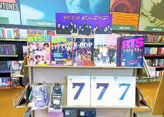 로스엔젤레스의 대형서점 반스앤노블에 마련된 BTS 음반판매 코너. [BTS 트위터 캡처]