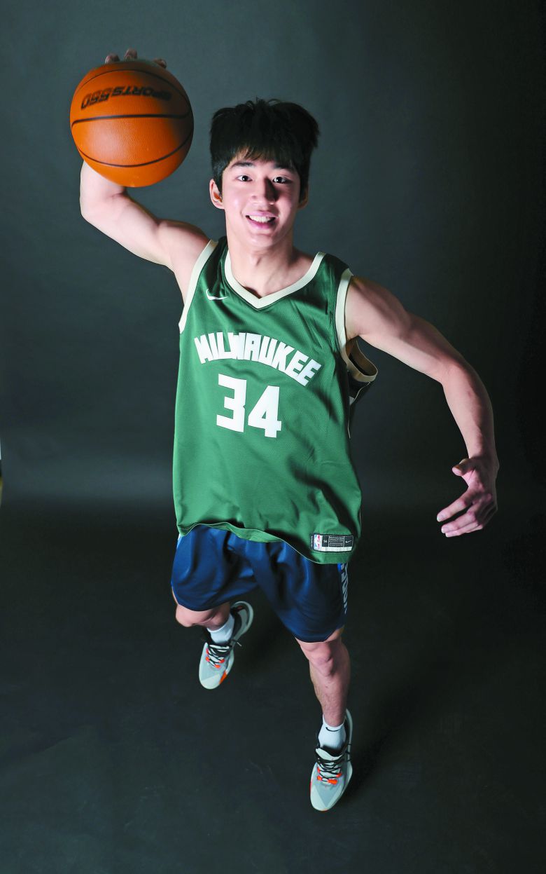 NBA 밀워키 유니폼을 입고 덩크 슛 포즈를 취하는 여준석. 그는 내년 1월 프로농구 올스타전 덩크 콘테스트에 나선다. 김민규 기자