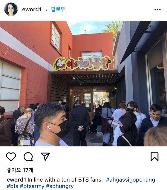 2017년 BTS가 언급한 LA의 한 한인 곱창집에 줄이 길게 늘어서 있는 모습. [소셜미디어 캡처]