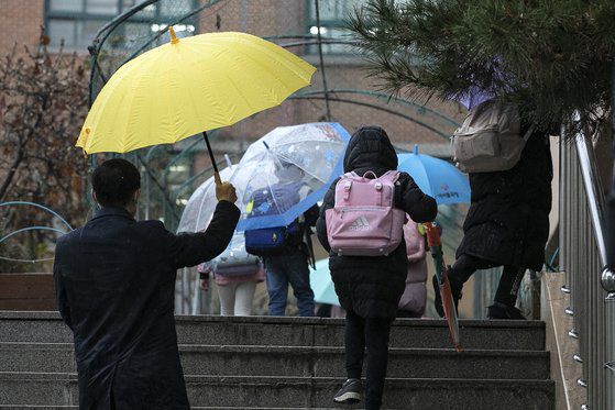 30일 오전 서울 시내의 한 초등학교에서 학생들이 등교하고 있다. 뉴스1