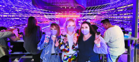 28일(현지시간) 방탄소년단(BTS) 콘서트에서 아미들이 ‘아미 밤(army bomb, 응원 도구)’을 들고 환호하고 있다. 콘서트는 12월 1~2일 2회의 공연을 남겨놓고 있다. [연합뉴스]