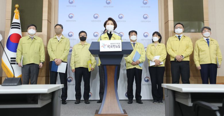 한정애 환경부 장관이 29일 서울 종로구 정부서울청사에서 '미세먼지 계절관리제' 관련 브리핑을 하고 있다. 뉴스1