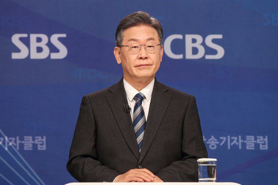 이재명 더불어민주당 대선후보가 2일 서울 양천구 한국방송회관에서 열린 '방송기자클럽 토론회'에 참석해 토론회 시작을 기다리고 있다. 국회사진기자단