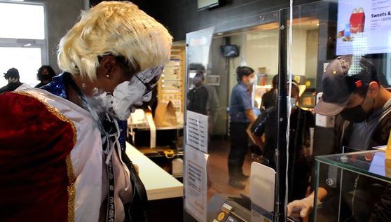 지난 6월 유튜버 'twomad'가 공개한 영상. 얼굴과 몸을 흰색으로 칠한 뒤 맥도날드에 들어가 BTS 세트를 주문하는 장면이 담겨 있다. [유튜브 캡처]