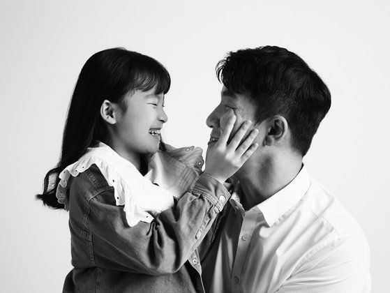 싱글대디 김지환씨와 금지옥엽 딸. [김명중 작가 제공]