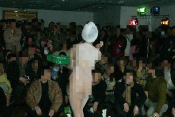 2003년 당시 서울우유 누드 퍼포먼스 행사 . [중앙포토]