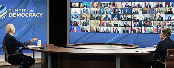 조 바이든 미국 대통령(왼쪽)이 9일 백악관에서 토니 블링컨 미 국무장관이 배석한 가운데 첫 민주주의 정상회의 개막 연설을 하고 있다. 약 110개국의 정부와 시민사회·민간 지도자가 화상으로 참가해 이틀 간 반권위주의·부패척결·인권증진을 논의하는 국제 행사다. [AP=연합뉴스]