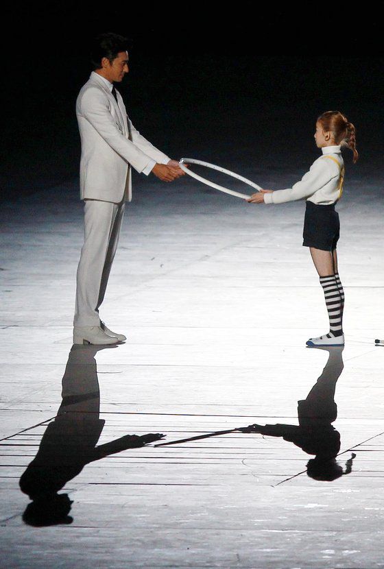 12세 김민은 인천 아시안게임 개막식에서 장동건과 굴렁쇠 퍼포먼스를 펼쳤다. [연합뉴스]