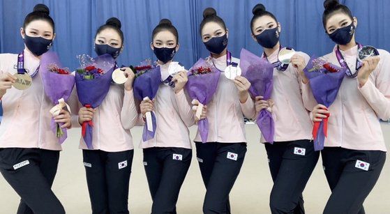 2021년 아시아리듬체조선수권대회에서 은메달을 딴 단체팀. [사진 김민]