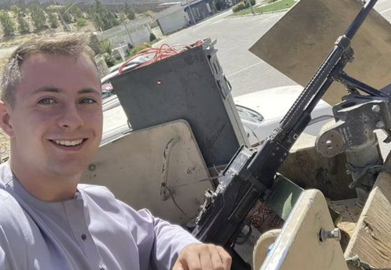 마일스가 지난 8월 탈레반이 점령한 아프가니스탄을 여행하던 중 탈레반의 무장 호송 차량과 찍은 셀카. [트위터 캡처]