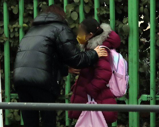 15일 오전 서울 시내 한 초등학교에서 학생들이 등교하고 있다. 뉴스1