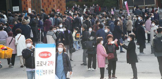 11월 7일 오전 서울 영등포구 여의도 순복음교회에서 열린 주일예배에 신도들이 줄을 서서 입장하고 있다. 뉴스1