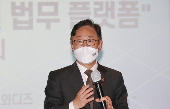 21일 오후 서울 성동구 공간와디즈에서 열린 '스타트업 창업 지원 법무 플랫폼' 자문단 회의에서 박범계 법무부 장관이 인사말을 하고 있다. 박 장관은 이날 수감중인 전직 대통령에 대한 형 정지집행 가능성에 "검토한 바 없다"고 했다. 연합뉴스