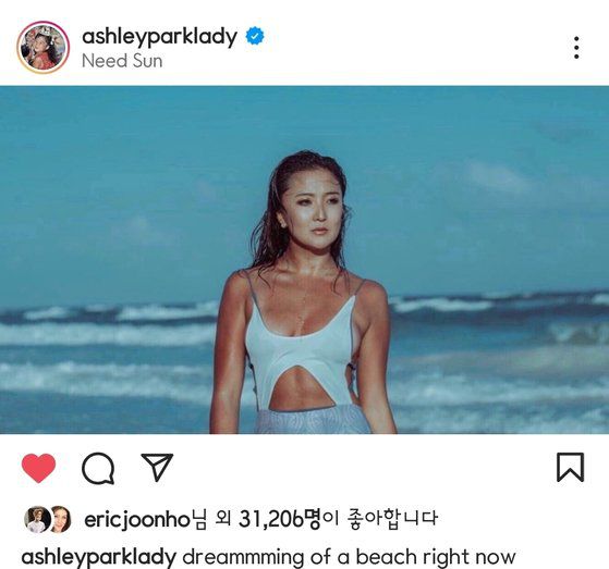 '에밀리 파리에 가다' 시즌1의 스틸컷. 셰프복을 입은 이가 남자주인공 뤼카스 브라보다. [넷플릭스]