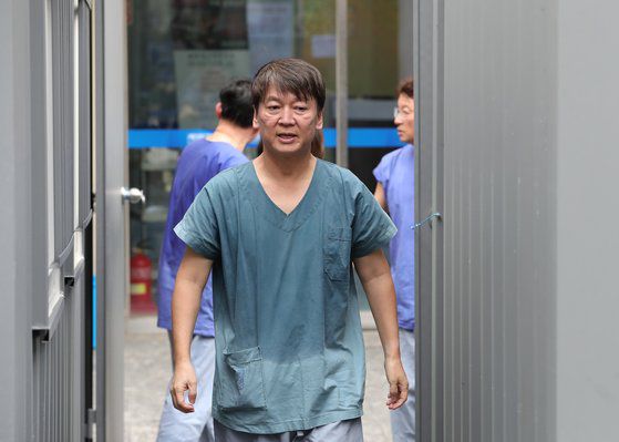 지난해 3월 1일 안철수 국민의당 대표가 대구 중구 계명대학교 대구동산병원에서 코로나19 확진자 관련 진료를 마친 뒤 나오는 모습. 의료복이 땀에 흠뻑 젖어 있다. 연합뉴스