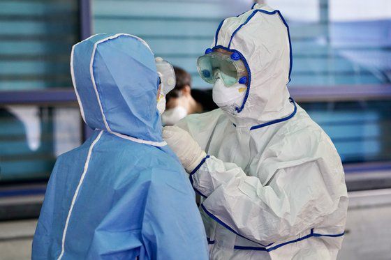 안철수(오른쪽) 국민의당 대선 후보가 21일 대구 중구보건소 코로나19 선별진료소에서 의료 봉사를 하고 있는 모습.  국민의당 제공