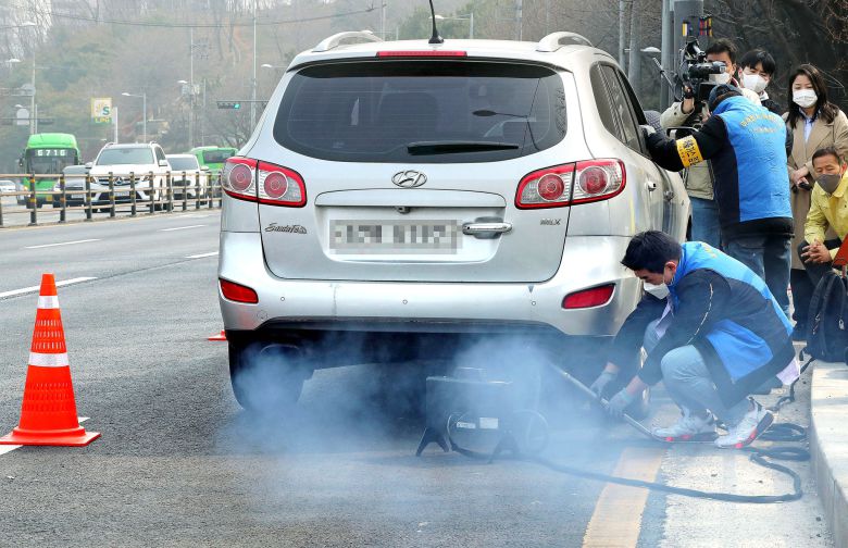 3월 서울 양천구 궁동터널 인근에서 서울시청 공무원들이 자동차 배출가스 단속을 하고 있다. 중앙포토