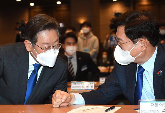 이재명 더불어민주당 대선후보가 23일 오후 서울 영등포구 여의도동 중소기업중앙회에서 열린 직능단체와 함께하는 대전환선대위 직능본부 발대식에서 송영길 상임선대위원장과 대화하고 있다. 뉴스1