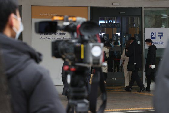 24일 오전 박근혜 전 대통령이 입원해 있는 서울 강남구 삼성서울병원 앞에서 취재진들이 대기하고 있다. 연합뉴스
