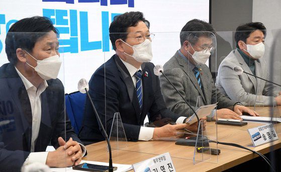 송영길 더불어민주당 대표 겸 상임선거대책위원장이 24일 오전 서울 여의도 중앙당사에서 열린 선거대책위원회 본부장단 회의에서 모두발언을 하고 있다. 뉴스1