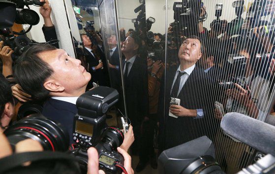 국정원 댓글사건 수사팀장이었던 윤석열 당시 여주지청장이 2013년 10월 21일 서울 서초동 서울고등검찰청에서 열린 법사위 2013 서울고검, 서울중앙지검 등 검찰산하 기관 국정감사에서 오전회의를 마치고 기자들의 둘러쌓여 국감장을 나서고 있다. 김경빈 기자