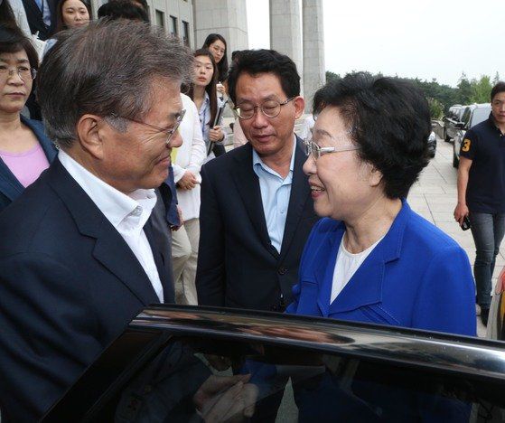 2015년 11월 22일 서울 종로구 서울대병원 장례식장에 마련된 고 김영삼 전 대통령 빈소를 찾은 이명박 전 대통령과 새정치민주연합 대표이던 문재인 대통령이 인사를 나누고 있다.