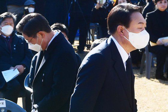 2015년 3월 17일 청와대 여야 영수회담에서 문재인 당시 새정치민주연합 대표가 “경제 정책은 실패했고 총체적 위기”라며 “이런 식으로는 경제를 살릴 수 없다”고 몰아붙이자 박근혜 전 대통령이 심각한 표정으로 메모하고 있다. 연합뉴스