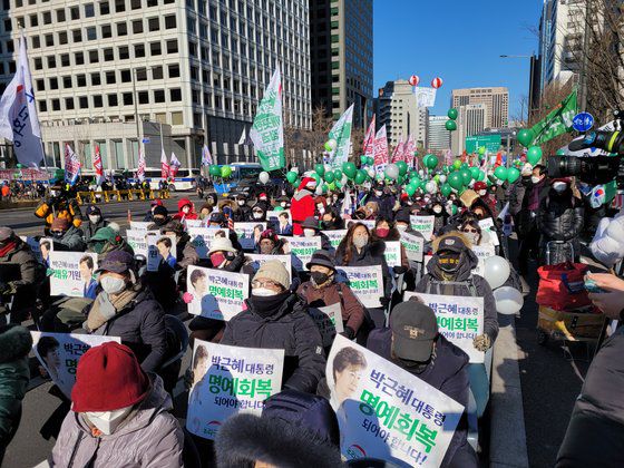 25일 시청역 7번 출구 인근에서 박근혜 전 대통령 지지자들이 모였다. 이들은 '박근혜 쾌유 기원' 등이 적힌 플래카드를 들었다. 석경민 기자