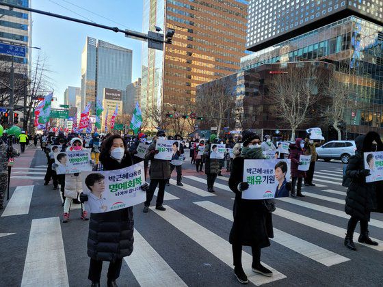 25일 태극기집회에 참여한 시위대들이 광화문 일대를 행진하고 있다. 석경민 기자