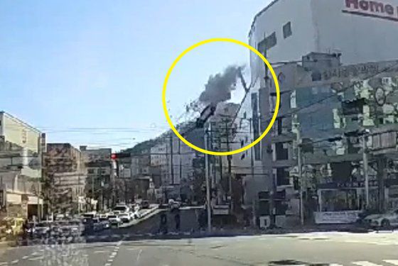 30일 낮 12시 32분 부산 연제구 홈플러스 앞 6차선 도로 위로 홈플러스 연산점 지상 5층 주차장 벽을 뚫고 나온 택시 차량이 추락했다. 이 사고로 택시 차량 운전자 A씨(71)는 사망하고, 7명이 부상을 입었다. 사진 부산경찰청