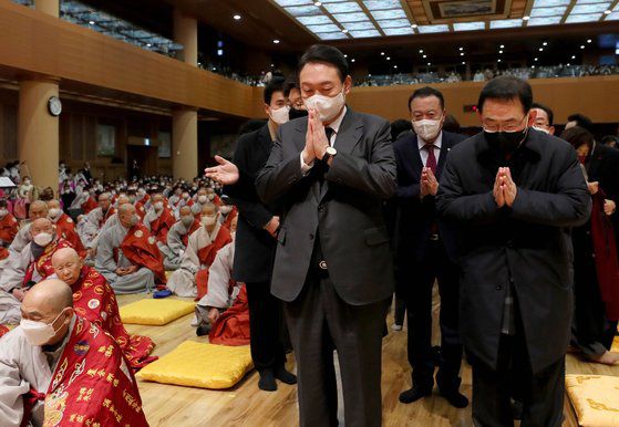 윤석열 국민의힘 대선 후보가 31일 오전 충북 단양군 구인사에서 열린 천태종 상월원각 대조사 탄신 110주년 봉축 법회에서 합장하고 있다. 연합뉴스