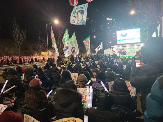 박근혜 전 대통령의 특별사면을 하루 앞둔 30일 오후 한 지지자가 서울 강남구 삼성서울병원 앞에 박 전 대통령의 사면을 축하하는 화환을 정리하고 있다. 뉴스1